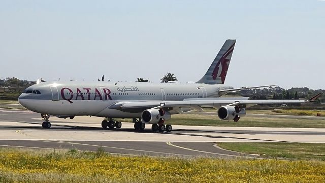 Airbus A340-200 (A7-HHK)