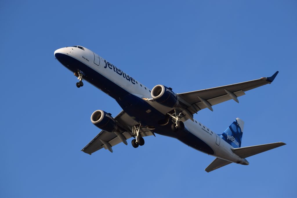Embraer ERJ-190 (N317JB)