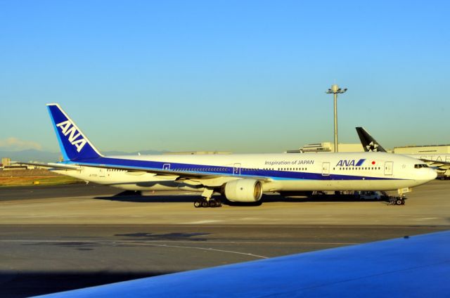 BOEING 777-300 (JA755A) - Just after sunrise