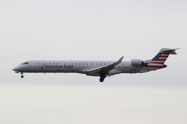 Canadair Regional Jet CRJ-900 (N935LR)