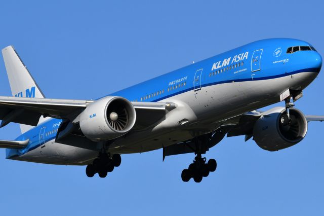 Boeing 777-200 (PH-BQK) - KLM historical return to Australia for the first time in about 20 years. Landing at Sydney Airport April 4, 2020.