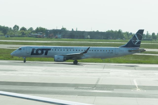 EMBRAER 195 (SP-LNH) - EPWA/WAW Spotting