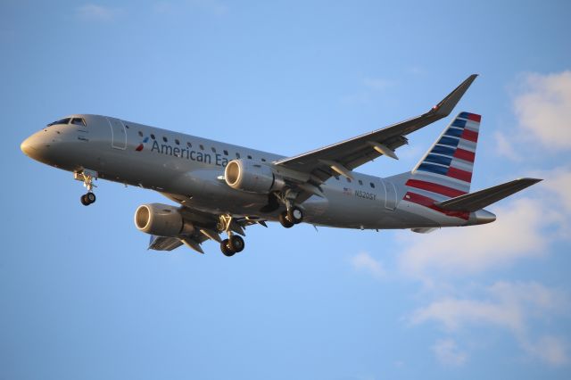 EMBRAER 175 (long wing) (N520SY)