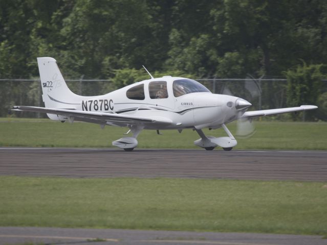 Cirrus SR-22 (N787BC) - Runway 08 | 17 June 2015.