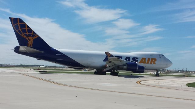 Boeing 747-400 (N415MC)