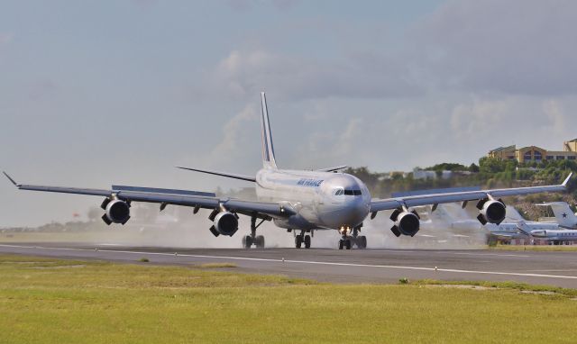 Airbus A340-300 (F-GLZU)