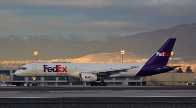 Boeing 757-200 (N966FD) - This first photo of N966FD in the FA gallery captures Kiana on an early morning departure roll down Reno Tahoe Internationals runway 16R at the start of a daily short-hop flight to Fresno (KFAT).