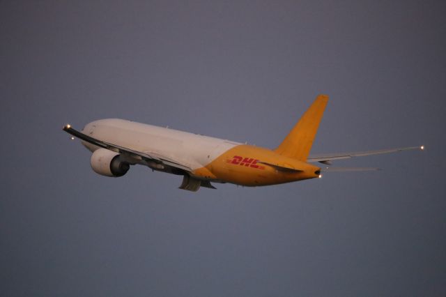 BOEING 777-200LR (N714SA)