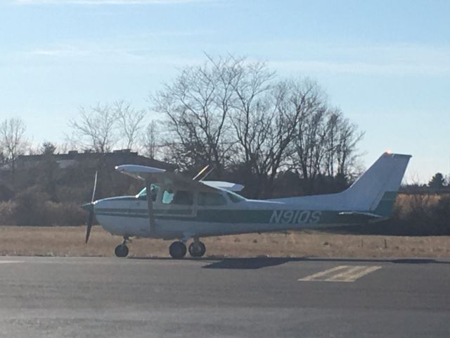 Cessna Skyhawk (N91QS) - N91QS (C172) arriving at Wings Field (KLOM)br /Photo Date: January 30, 2021