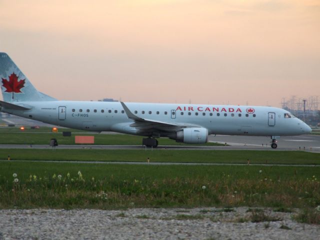 Embraer ERJ-190 (C-FHOS)