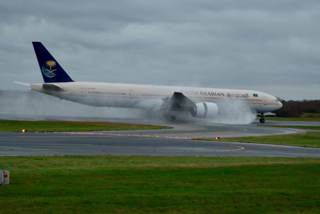 BOEING 777-300 (HZ-AK15)