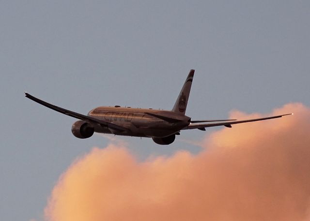 Boeing 777-200 (A6-LRB) - a rel=nofollow href=http://flightaware.com/live/flight/A6LRB/history/20160106/0010Z/KLAX/OMAAhttp://flightaware.com/live/flight/A6LRB/history/20160106/0010Z/KLAX/OMAA/a