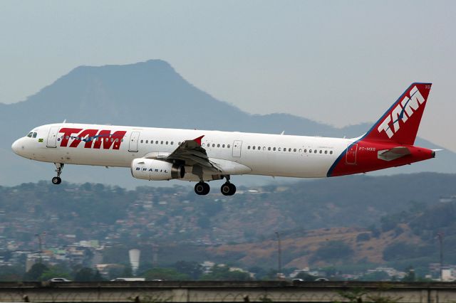 Airbus A321 (PT-MXG)