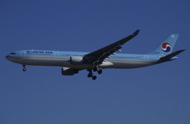 Airbus A330-300 (HL7252) - Final Approach to Narita Intl Airport Rwy34L on 1999/01/17