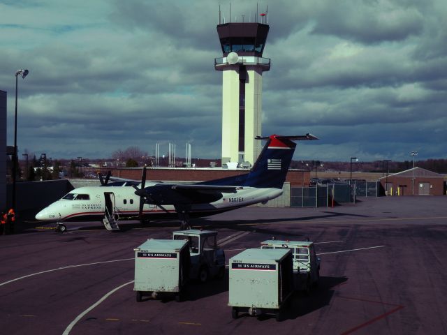 de Havilland Dash 8-200 (N807EX)