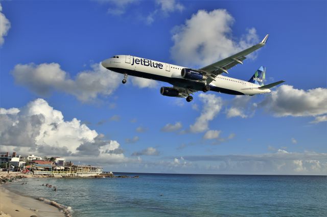 Airbus A321 (N985JT) - Jtblue Flying into St Maarten.