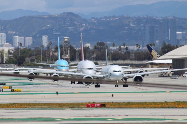 BOEING 777-300ER (B-KQO) - HOLD