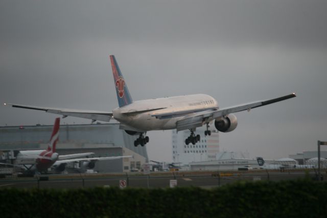 Boeing 777-200 (B-2070) - In-n-out burger