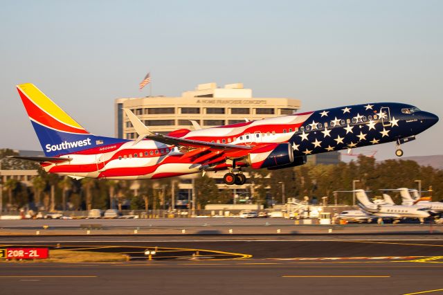 Boeing 737-800 (N500WR)