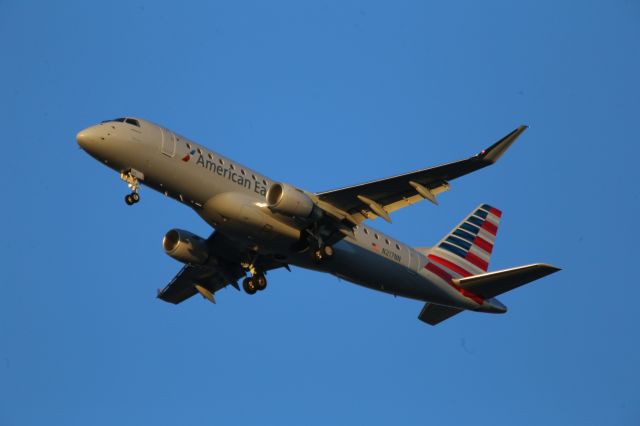 Embraer 170/175 (N217NN)