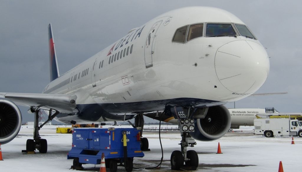 Boeing 757-200 (N655DL) - At the cargo ramp, charter for the Sabers