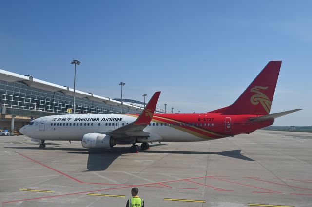 Boeing 737-800 (B-5737)