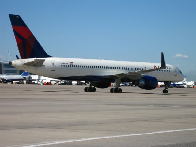 Boeing 757-200 (N686DA) - Taxiing out from C concourse for takeoff at DIA