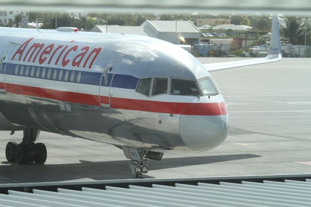 Boeing 757-200 (N197AN) - At the gate.. awaiting the jetway deployment