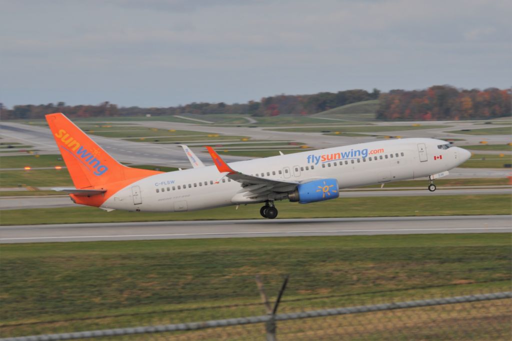 Boeing 737-800 (C-FLSW)