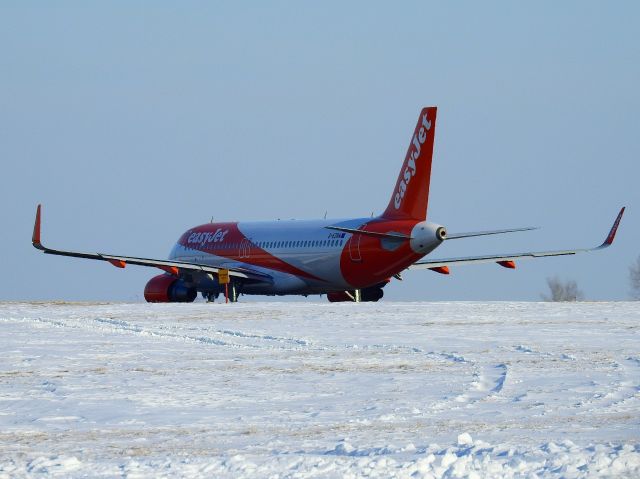 Airbus A320 (G-EZUF) - EPLB