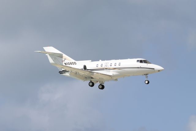 Hawker 800 (N108DD) - N108DD landing at TNCM