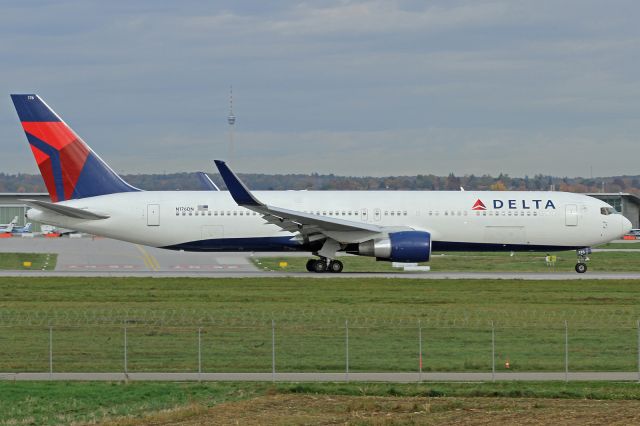 BOEING 767-300 (N176DN)