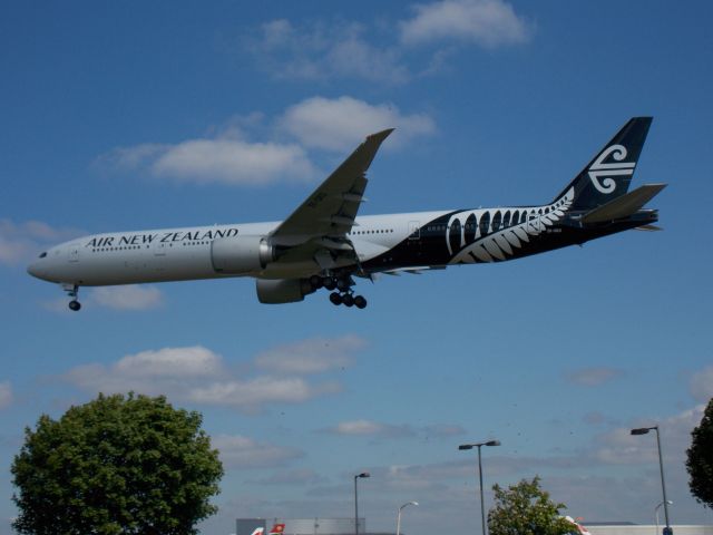 BOEING 777-300 (ZK-OKO) - The former The Hobbit: The Desolation of Smaug .... has lost its magic. The ZK-OKO has again adopted a conventional ANZ finishes