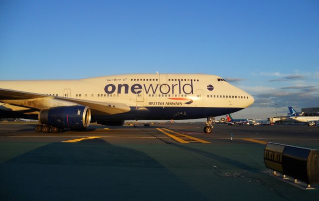 Boeing 747-400 (G-BNLI)