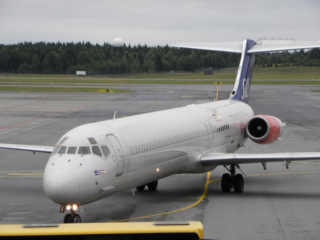 McDonnell Douglas MD-82 (LN-RLE)