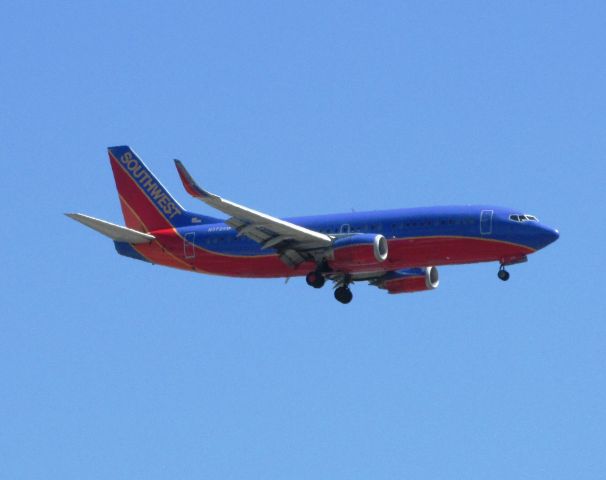 Boeing 737-700 (N372SW) - Landing on RWY 9