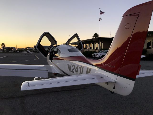 Cirrus SR22 Turbo (N241LM)