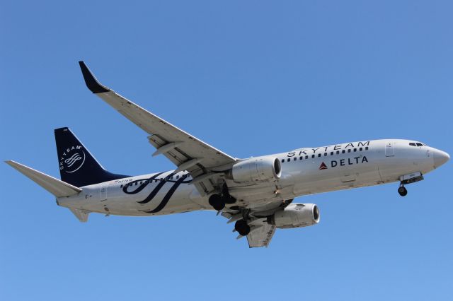 Boeing 737-800 (N3761R) - Skyteam cs