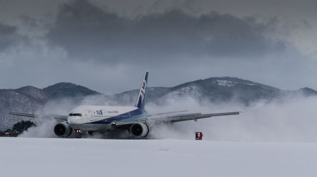 Boeing 777-200 (JA703A) - All Nippon Airways / Boeing 777-281br /Jan.11.2016 Hakodate Airport [HKD/RJCH] JAPAN