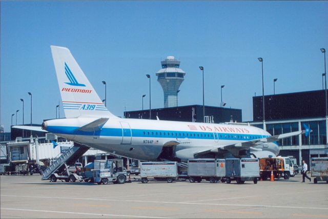 Airbus A319 (N744P)