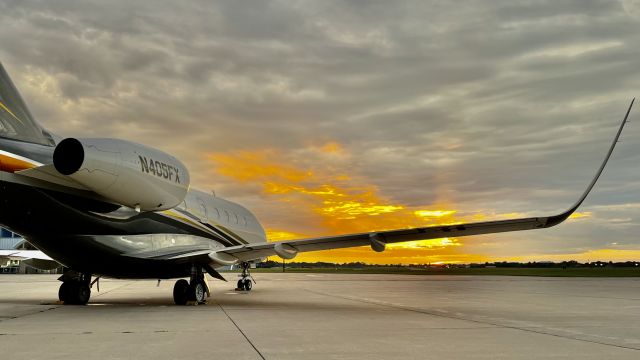 Embraer Legacy 450 (N405FX) - *chefs kiss*     N405FX, a 2016 Embraer Legacy 450, in the golden hour sun. 8/3/22. 