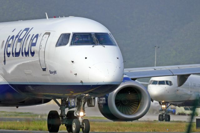 Embraer ERJ-190 (N187JB)