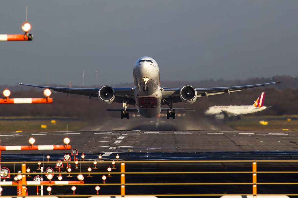 BOEING 777-300 (A6-ENS)