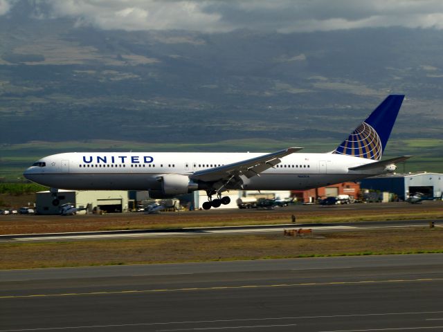 BOEING 767-300 (N665UA)