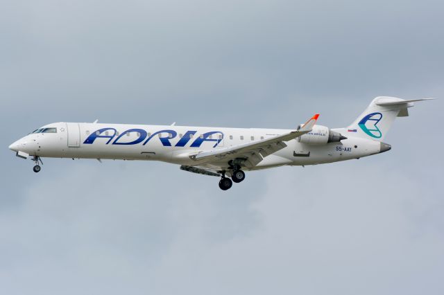 Canadair Regional Jet CRJ-700 (S5-AAY)