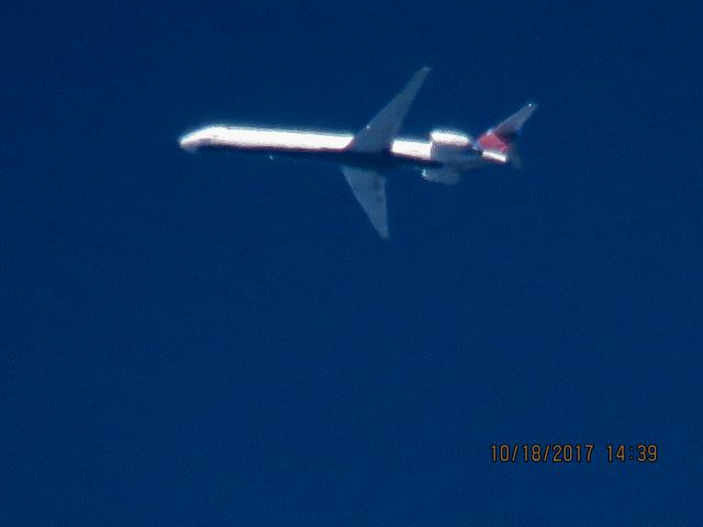 McDonnell Douglas MD-90 (N917DN)