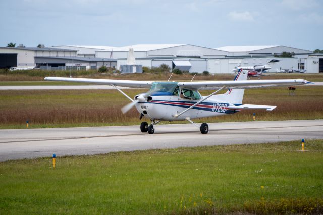 Cessna Skyhawk (N72CC) - taxing to runway 5