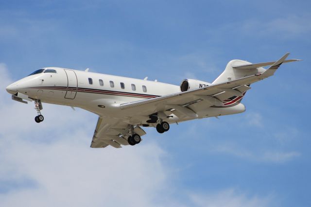 Bombardier Challenger 300 (N762QS)