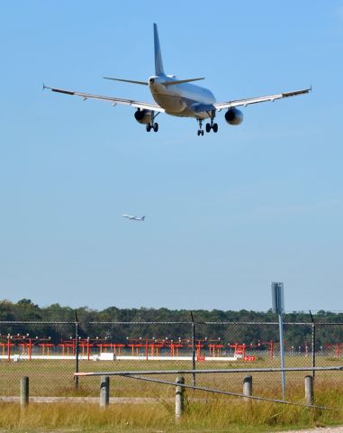 Airbus A320 (N493UA)