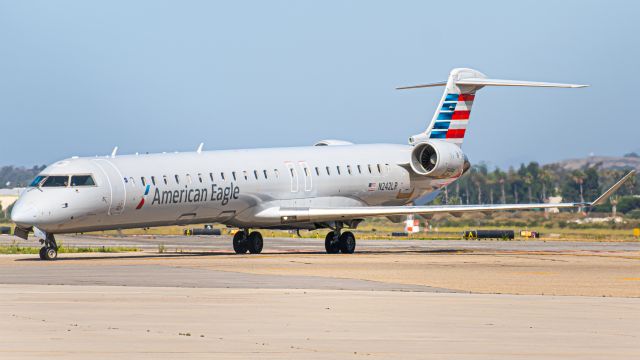 Canadair Regional Jet CRJ-900 (N242LR)